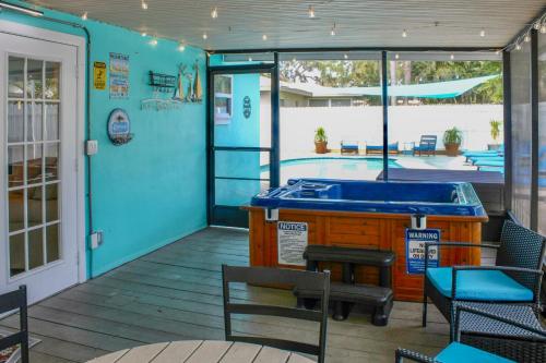 Largo Family Oasis Private Pool and Hot Tub! in อินเดียนร็อคบีช (FL)