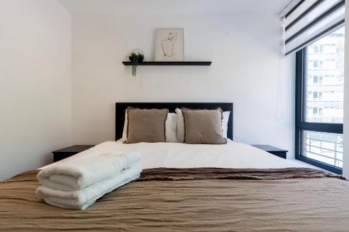 Stylish Modern Apartment by Aldgate East Station 1A