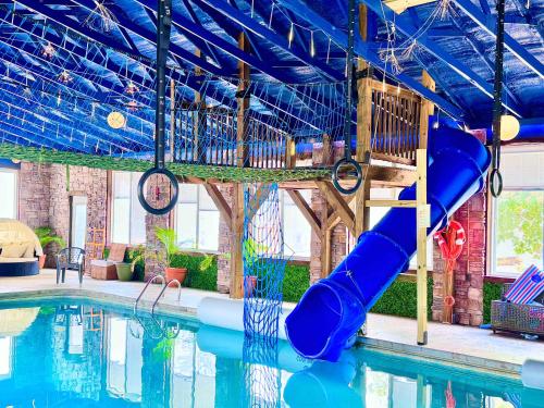 Mr Hills Mercantile Cabin with a hot tub in Kimball (TN)