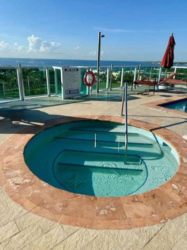 Ocean View Balcony steps from Restaurants, Peacock Park & Marina in Coconut Grove