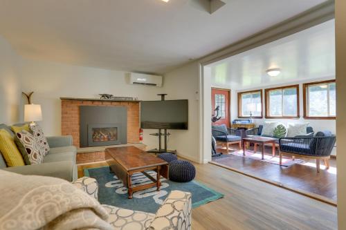 Woodstock Getaway with Hot Tub about 2 Mi to Dtwn! in West Hurley