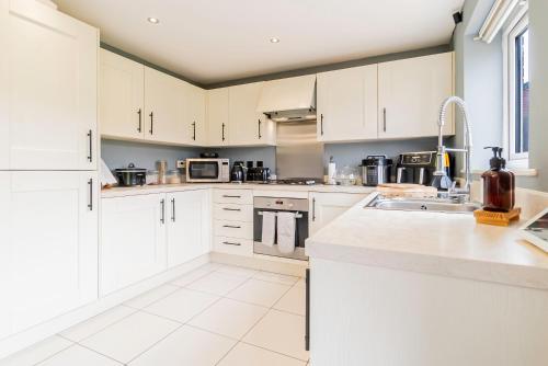 Kjøkken, Three Bedroom Birmingham Stay Free Parking Perfect for Families Travellers Professionals M6 in Perry Common