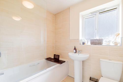 Three Bedroom Birmingham Stay Free Parking Perfect for Families Travellers Professionals M6, Бирмингем (фото 5)