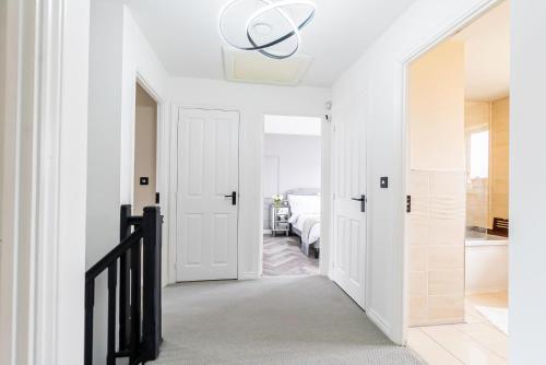 Three Bedroom Birmingham Stay Free Parking Perfect for Families Travellers Professionals M6 in Perry Common