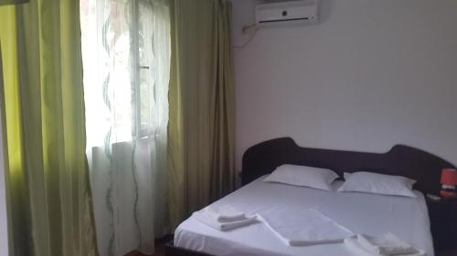 1 queen bed, 1 sofa bed