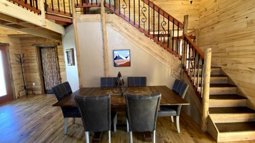 Two Story Cabin 2 Bedrooms with a Loft Sleeps 8 at the Cedaredge Lodge in Cedaredge