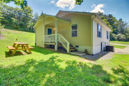 Walk to Main St: Inviting Byrdstown Home w/ Yard! in Albanija (KY)