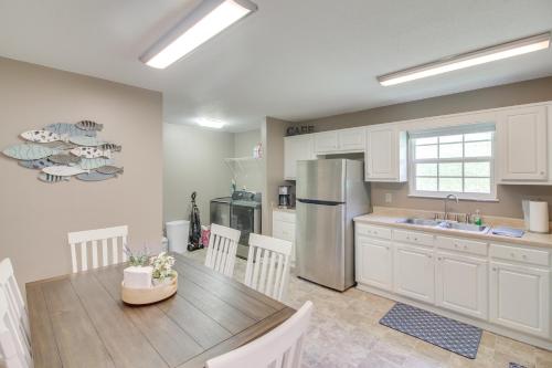 Walk to Main St: Inviting Byrdstown Home w/ Yard! in Albanija (KY)