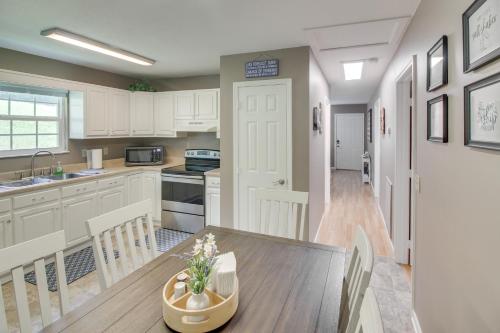 Walk to Main St: Inviting Byrdstown Home w/ Yard! in Albanija (KY)