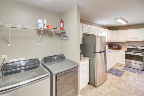 Walk to Main St: Inviting Byrdstown Home w/ Yard! in Albanija (KY)