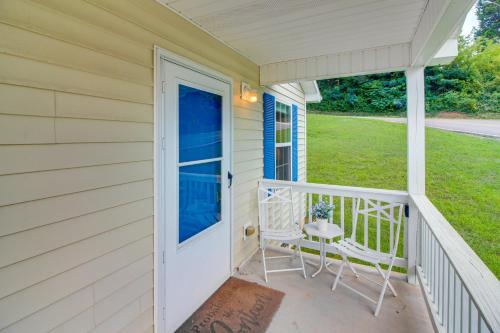 Walk to Main St: Inviting Byrdstown Home w/ Yard! in Albanija (KY)