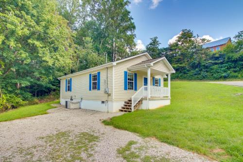 Walk to Main St: Inviting Byrdstown Home w/ Yard! in Albanija (KY)