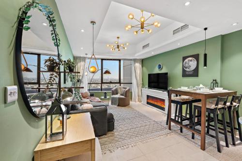 Modern Apt just Steps to Metro & Lake with Pool andParking, Dubái
