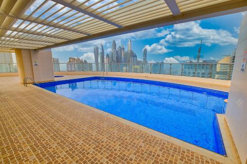Modern Apt just Steps to Metro & Lake with Pool andParking, Dubai (Foto 2)