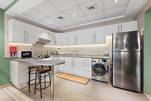 Modern Apt just Steps to Metro & Lake with Pool andParking, Dubai (Foto 9)