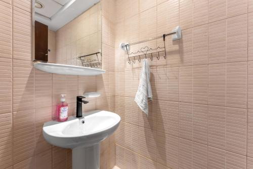 Modern Apt just Steps to Metro & Lake with Pool andParking, Dubai (Foto 8)