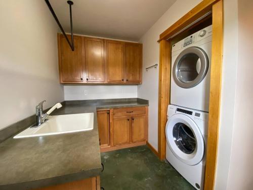 Létesítmények, Golden Eagle Getaway w/Hot Tub! in Gallatin Gateway