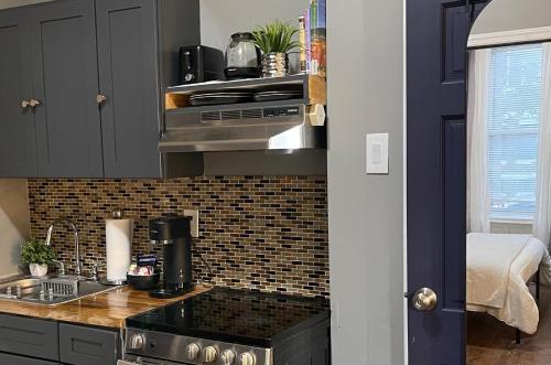 주방, Cozy Studio Staycation - Brooklyn close to Train stations in 퀸즈