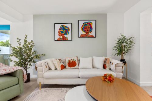 Modern Tropical Getaway - 3 bedroom house Near to Las Olas