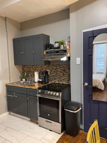 Cozy Studio Staycation - Brooklyn close to Train stations in 퀸즈