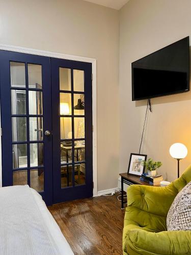 Cozy Studio Staycation - Brooklyn close to Train stations in 퀸즈