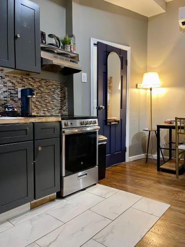 주방, Cozy Studio Staycation - Brooklyn close to Train stations in 퀸즈
