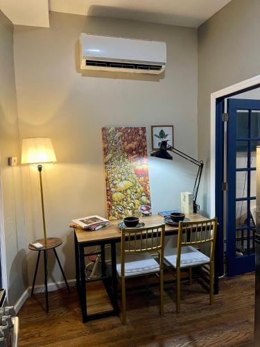 Cozy Studio Staycation - Brooklyn close to Train stations in 퀸즈