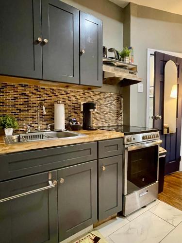 Cozy Studio Staycation - Brooklyn close to Train stations in 퀸즈