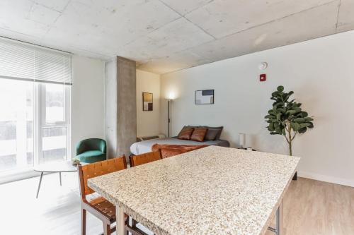 2 New Studios with Stunning City Views, Cleveland (foto 4)