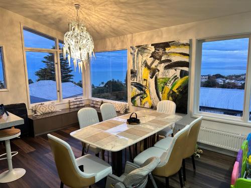 Home with Stunning Sea Views in บลัฟ ฮิลล์