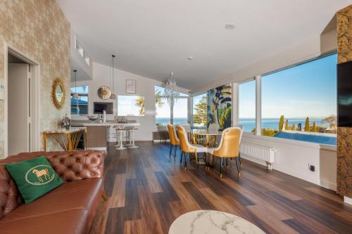 Home with Stunning Sea Views in บลัฟ ฮิลล์