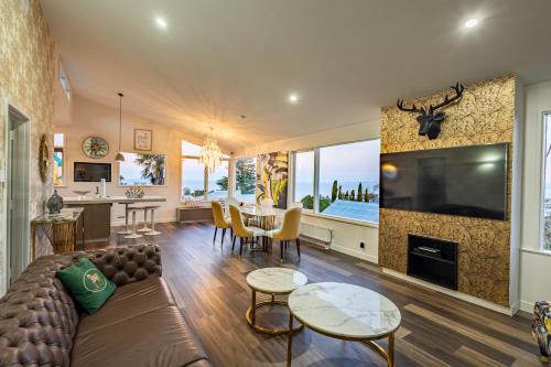 Home with Stunning Sea Views in บลัฟ ฮิลล์