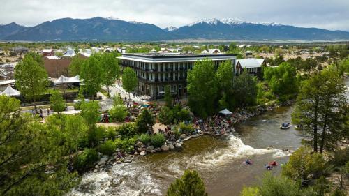 Coyote Condo - Pet-Friendly Downtown Mountain View in Buena Vista, USA