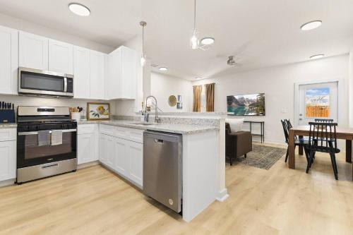 Létesítmények, Sea World | Lackland | Pickleball | Pool! in Castroville (TX)