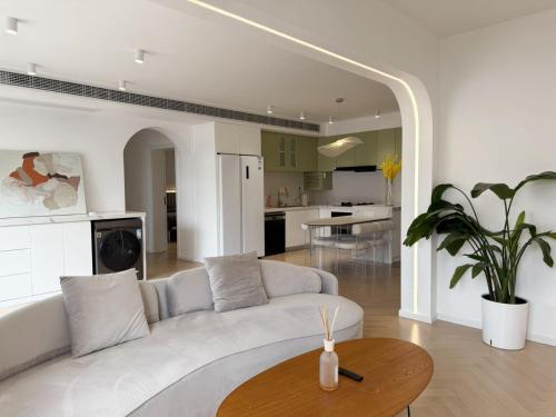 Urban Hub French premium Apart-ment Convenient Luxury 3 Bedroom Shanghai, Шанхай