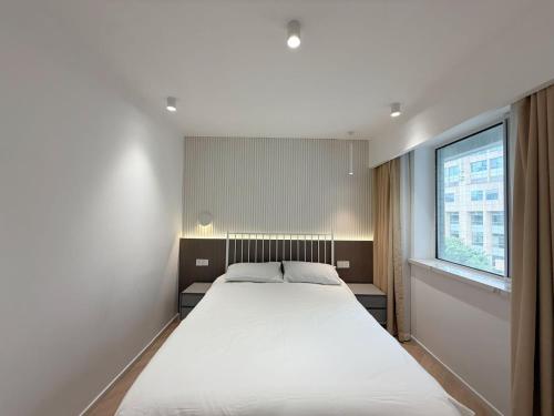 Urban Hub French premium Apart-ment Convenient Luxury 3 Bedroom Shanghai, Шанхай (фото 11)