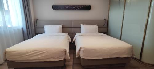 2 twin beds