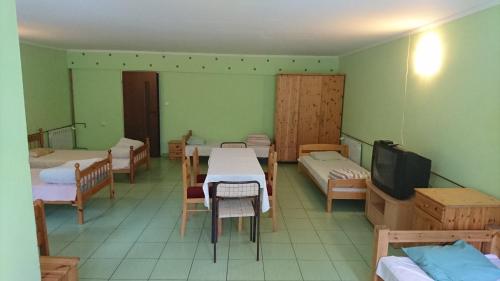 7 twin beds