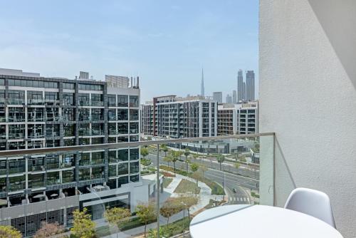 Waves - Stylish and Comfy Couples Retreat Apt with Balcony, Dubaj
