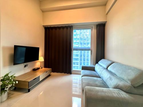 Room Selected at Check-In with Drink Vouchers & Breakfast for 2 People