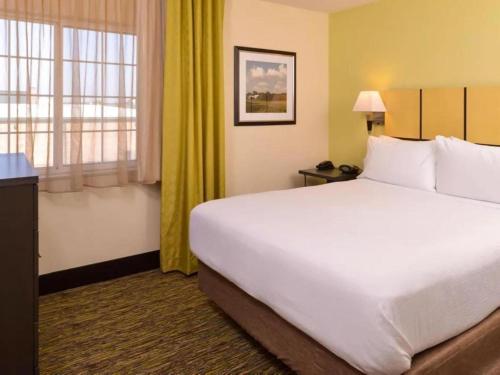 Candlewood Suites Jefferson City - image 5