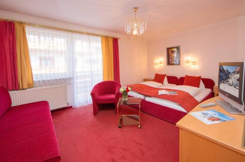 1 queen bed, 2 sofa beds