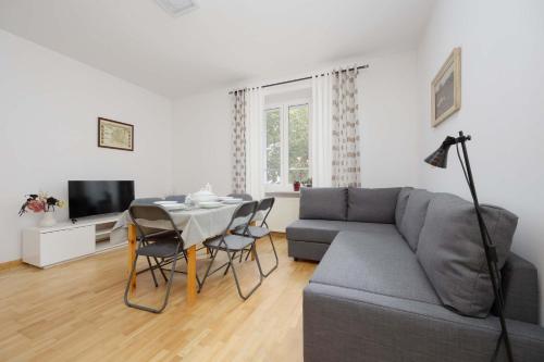 Family Apartment in Warsaw with Desk and Bathtub by Noclegi Renters