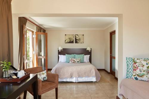 1 queen bed, 1 twin bed