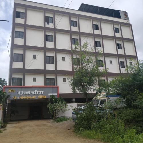 Hotel RajYog, Jāmb