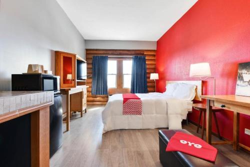 Casa Loma Inn & Suites by OYO Davenport IA near I-80 - image 12