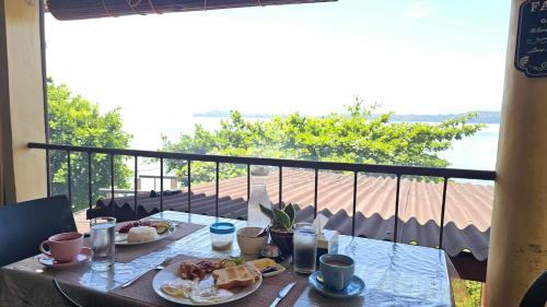 Comida y bebida, Eagles Nest Beach Resort Room 4 in Samal District - Samal Island