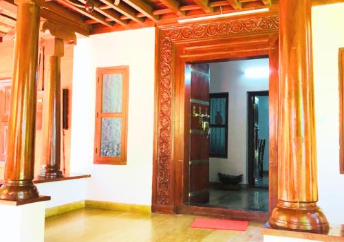 Ambara Kovilakam Private Pool Villa By Travent Mug in Byalalu