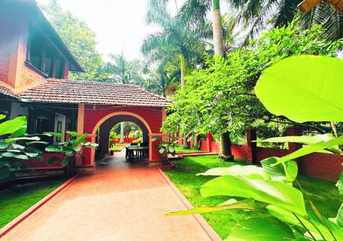 Ambara Kovilakam Private Pool Villa By Travent Mug in Byalalu