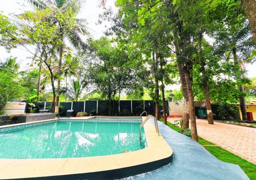 Swimming pool, Ambara Kovilakam Private Pool Villa By Travent Mug in Byalalu